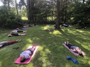 yoga tijdens stilte retraite in de natuur zijn vol zin